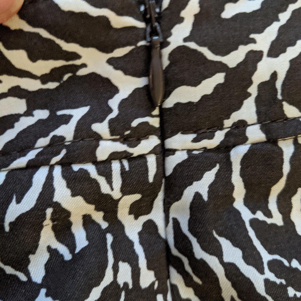 EUC Loft dark brown and white abstract print pencil skirt - Picture 6 of 8